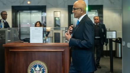 Le patron de Microsoft, Satya Nadella, au palais de justice fédéral à Oakland, en Californie, le 11 mai 2026
