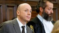 L'ex-commandant de l'armée ukrainienne, Serguiï K. se tient à côté de son avocat, Nicola Canestrini, avant le début de son procès pour le sabotage des gazoducs Nord Stream, à Hambourg (Nord), le 14 octobre 2026