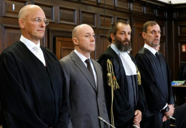 L'ex-officier ukrainien Serguiï (2ème en partant de la gauche), entouré de ses avocats Nicola Canestrini (le premier à sa droite), Lars Brögeler (le second à sa droite) et Jes Meyer-Lohkamp (à sa gauche), avant le début du procès sur le sabotage des gazoducs Nord Stream, au tribunal de Hambourg (nord de l'Allemagne), le 14 octobre 2026