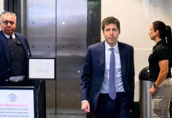 Le PDG d'OpenAI, Sam Altman, arrive au tribunal fédéral d'Oakland pour le procès intenté par Elon Musk contre OpenAI, le 12 mai 2026 en Californie