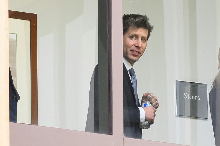 Sam Altman, le patron d'OpenAI, se rend à l'intérieur du palais de justice fédéral lors d'une suspension d'audience dans le cadre du procès opposant Elon Musk à OpenAI à Oakland, en Californie, le 12 mai 2026