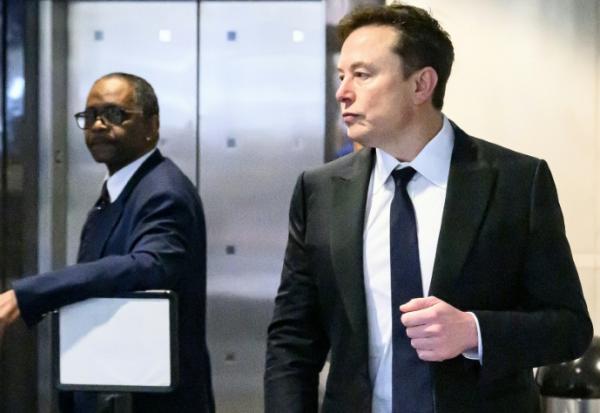 Elon Musk arrive au tribunal fédéral d'Oakland, en Californie, le 30 avril 2026