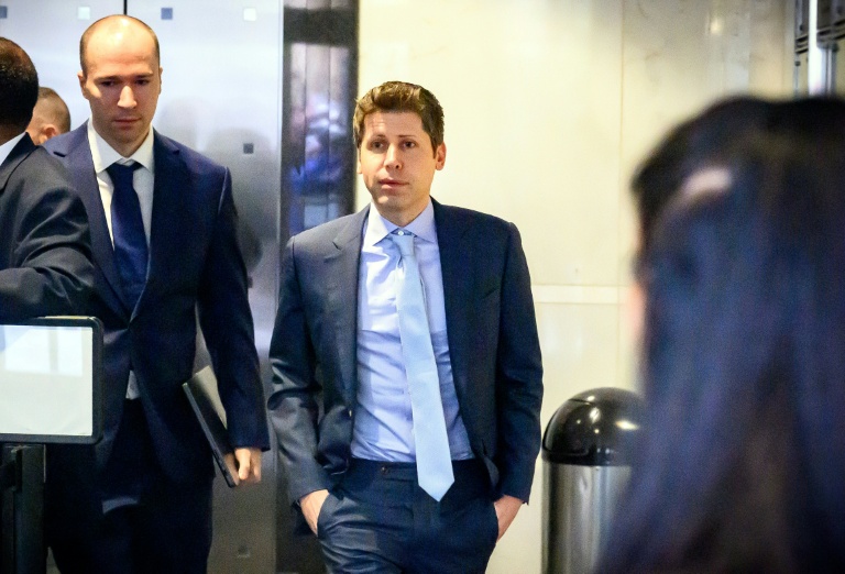Sam Altman (d), PDG d'OpenAI, et Greg Brockman, président et cofondateur d'OpenAI, arrivent au tribunal fédéral d'Oakland, en Californie, le 30 avril 2026