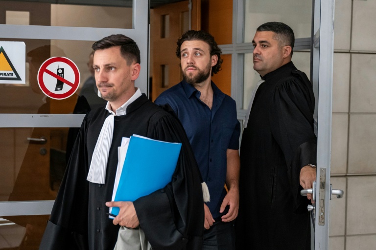 Le streamer Owen Cenazandotti (c), alias  Naruto, au tribunal de Nice avec son avocat, Me  Fabien Carles (g), le 5 août 2026