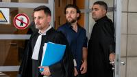 Le streamer Owen Cenazandotti (c), alias  Naruto, au tribunal de Nice avec son avocat, Me  Fabien Carles (g), le 5 août 2026
