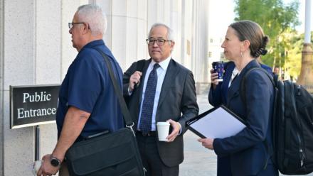 Luis Li (c), avocat de YouTube et Google, au tribunal à Los Angeles, le 25 février 2026