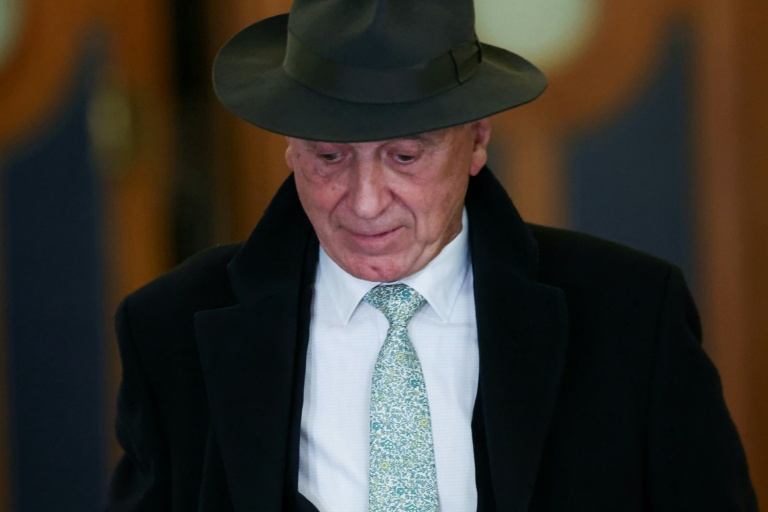 L'ancien élu Fernand Le Rachinel quitte la salle d'audience à la fin de la première journée d'audience de son procès en appel pour détournement présumé de fonds publics européens, au tribunal de Paris, le 13 janvier 2026