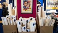 Des objets et des affiches de cinéma de la collection René Chateau exposés à Paris, le 7 avril 2026 avant leur vente aux enchères par la maison Millont, le 9 avril 2026