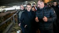 Le président français Emmanuel Macron (C) visite une ferme à Vallerois-le-Bois (Haute-Saône) dans l'est de la France, le 3 février  2026