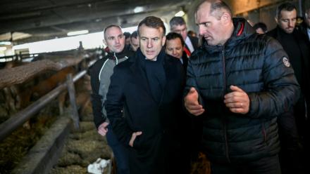 Le président français Emmanuel Macron (C) visite une ferme à Vallerois-le-Bois (Haute-Saône) dans l'est de la France, le 3 février  2026
