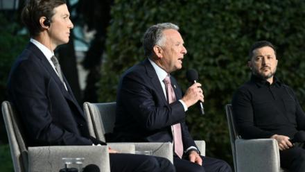 Le président ukrainien Volodymyr Zelensky (D) lors d'une conférence de presse conjointe avec les émissaires américains Steve Witkoff (C) et Jared Kushner (G), à Kiev, le 6 septembre 2026