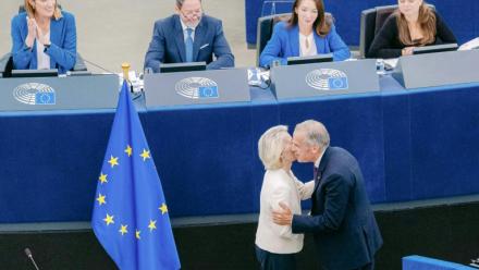 La présidente de la Commission européenne Ursula von der Leyen accueille le Premier ministre canadien Mark Carney, le 16 septembre 2026 au Parlement européen à Strasbourg, dans l'est de la France