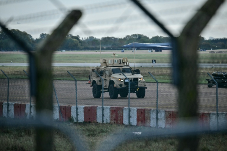 Un véhicule blindé patrouille dans la base militaire américaine RAF Fairford, dans le sud-ouest de l'Angleterre, le 28 septembre 2026