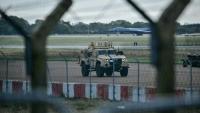 Un véhicule blindé patrouille dans la base militaire américaine RAF Fairford, dans le sud-ouest de l'Angleterre, le 28 septembre 2026