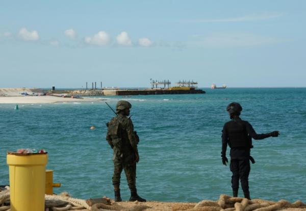 Forces de sécurité surveillant le projet gazier de TotalEnergies, dans la province de Cabo Delgado, au Mozambique, en septembre 2022.