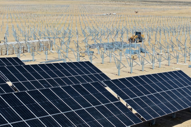 Préparation de structures pour l'installation de panneaux solaires dans le désert de Lingwu, dans la région du Ningxia, au nord de la Chine, le 14 avril 2025