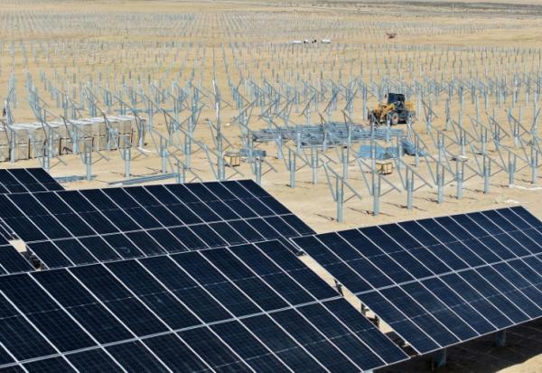 Préparation de structures pour l'installation de panneaux solaires dans le désert de Lingwu, dans la région du Ningxia, au nord de la Chine, le 14 avril 2025