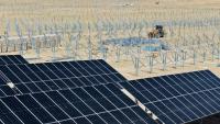 Préparation de structures pour l'installation de panneaux solaires dans le désert de Lingwu, dans la région du Ningxia, au nord de la Chine, le 14 avril 2025
