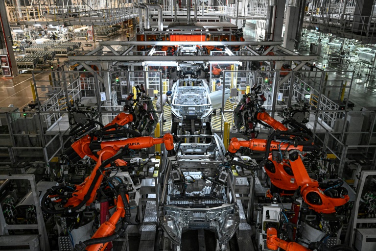 Une chaîne de production de véhicules électriques dans une usine du constructeur automobile chinois NIO à Hefei, dans la province d'Anhui, dans l'est de la Chine, le 24 septembre 2025