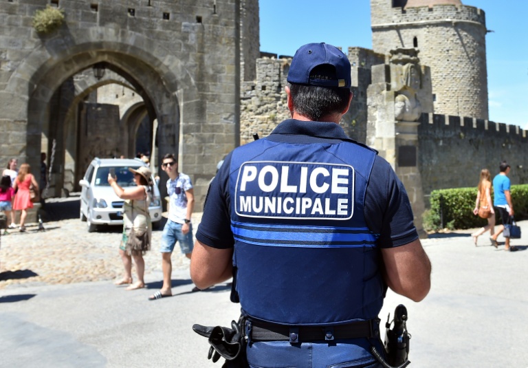Un policier municipal devant la cité de Carcassonne, le 2 août 2016