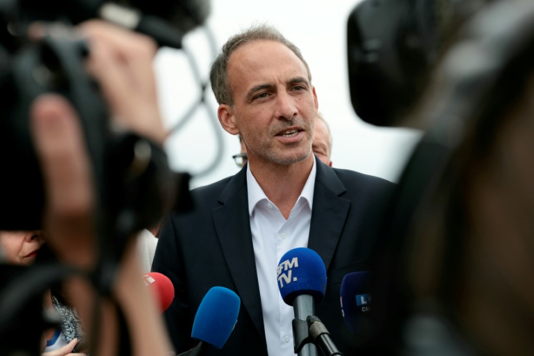Raphaël Glucksmann, chef de Place publique et candidat à l'élection présidentielle de 2027, s'adresse à la presse, le 29 août 2026 à Blois, dans le Loir-et-Cher