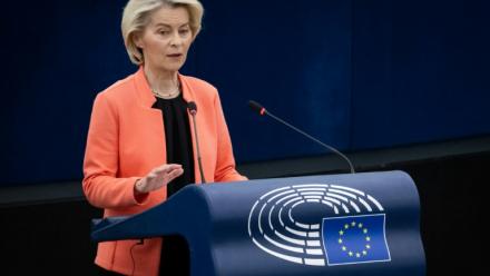 La présidente de la Commission européenne Ursula von der Leyen va proposer mercredi des mesures très attendues visant à limiter l'accès des moins de 15 ans aux réseaux sociaux