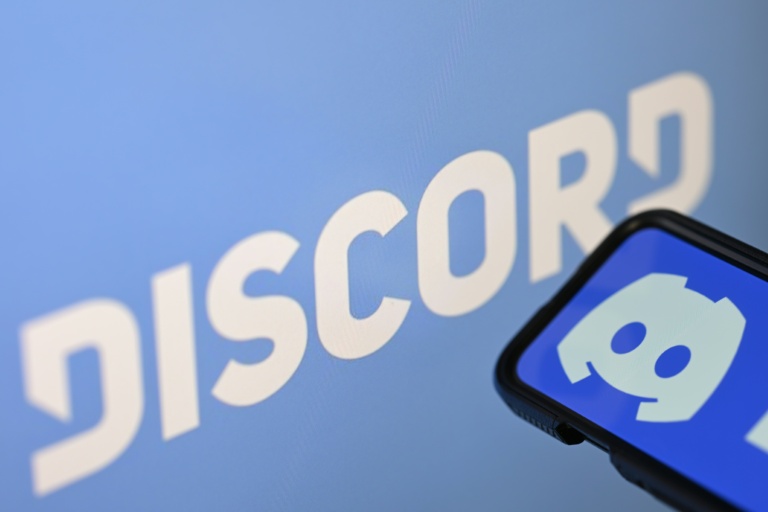 Photo d'illustration du logo de la société américaine Discord affiché sur un smartphone et un écran à Rio de Janeiro, au Brésil, le 12 août 2026