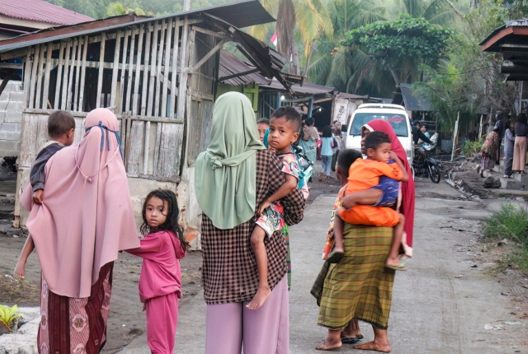 Des habitants du village de Talibura fuyant leurs maisons pour se mettre à l'abri à la suite d'un tremblement de terre survenu le 15 août 2026 dans la province de Nusa Tenggara oriental, en Indonésie