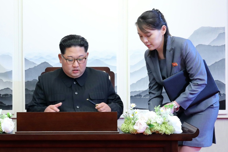Le dirigeant nord-coréen Kim Jong Un, à gauche, avec sa soeur Kim Yo Jong, à Panmunjom, le 27 avril 2018, en Corée du Sud