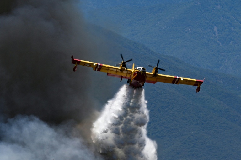 Un Canadair largue de l'eau sur un incendie de forêt près de Trévillach, le 5 juillet 2026