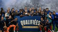 Les Françaises célèbrent leur qualification pour le Mondial-2027 au Brésil, acquise mardi soir au Stade des Alpes à Grenoble.