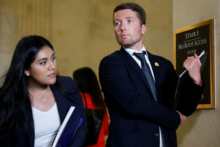 Le PDG de Hugging Face, Clément Delangue (à droite) photographié après un forum à Washington le 13 septembre 2023. L'avis de chefs d'entreprise du secteur de l’intelligence artificielle était sollicité sur la manière d'encadrer cette technologie en rapide évolution