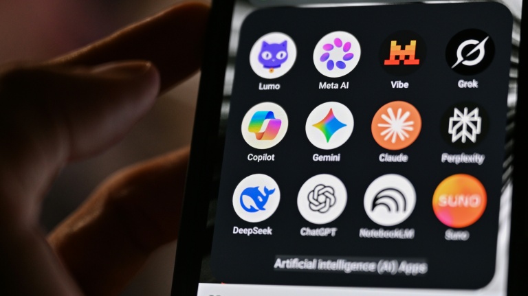 Les icônes de certaines des principales applications basées sur l’intelligence artificielle photographiées sur un smartphone le 15 juillet 2026, avec les logos (de gauche à droite) de Lumo de Proton AG, Meta AI, Mistral Vibe (anciennement Le Chat), Grok de xAI, Copilot de Microsoft, Gemini de Google, Claude d’Anthropic, Perplexity, Deepseek, Chat GPT d’OpenAI, Notebook LLM de Google et l’application de musique générative Suno
