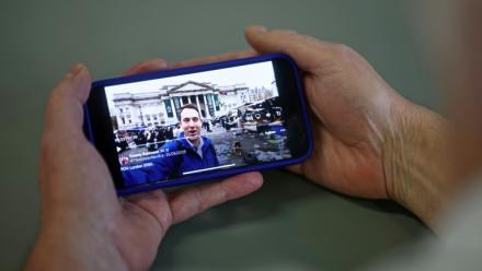Une vidéo générée par l'IA de Londres en déclin, partagée sur le compte X de l'activiste d'extrême droite britannique Tommy Robinson, visionnée sur un smartphone, le 10 octobre 2025 à Londres