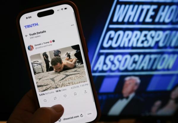 photo d'illustration d'une publication Truth Social du président américain Donald Trump montrant une image du suspect présumé dans une fusillade survenue lors du dîner des correspondants de la Maison Blanche, allongé au sol après son arrestation, le 25 avril 2026 à Los Angeles, en Californie