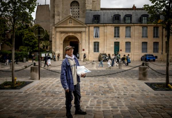 Ali Akbar, vendeur pakistanais de journaux à la criée, dans une rue du Quartier Latin à Paris, le 16 septembre 2025.