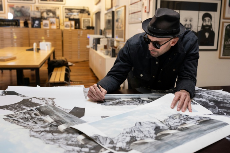 L'artiste JR dans son atelier parisien, le 26 novembre 2025, penché sur son projet de 