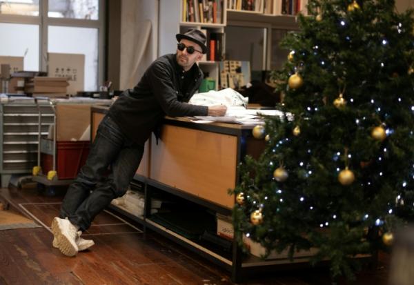 L'artiste JR dans son atelier parisien, le 26 novembre 2025