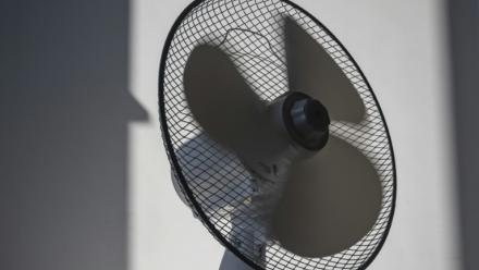 Après une légère accalmie jeudi, due aux orages, le thermomètre repart à la hausse vendredi, avec 80 départements placés en vigilance orange par Météo-France
