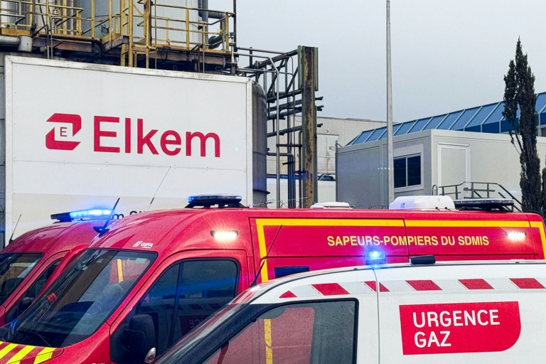 Des camions de pompiers devant l'usine chimique Elkem Silicones, après une explosion, le 22 décembre 2025 à Saint-Fons, dans le Rhône