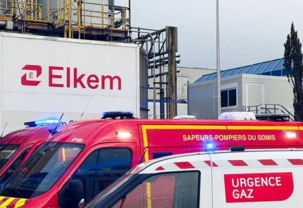 Des camions de pompiers devant l'usine chimique Elkem Silicones, après une explosion, le 22 décembre 2025 à Saint-Fons, dans le Rhône
