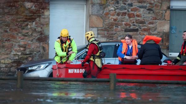 Des habitants évacués de leur domicile à Quimperlé (Finistère) en raison des inondations, le 22 janvier 2026