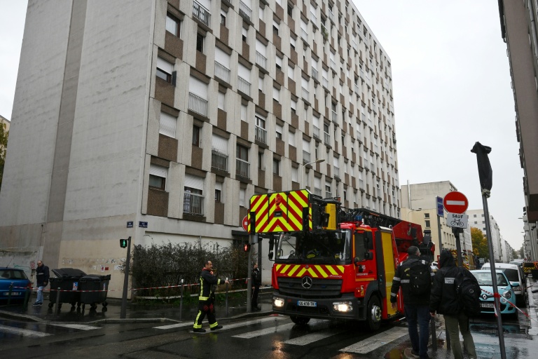 Un camion de pompiers près d'un immeuble résidentiel où s'est déclaré un incendie, le 20 octobre 2025 à Lyon, dans le Rhône