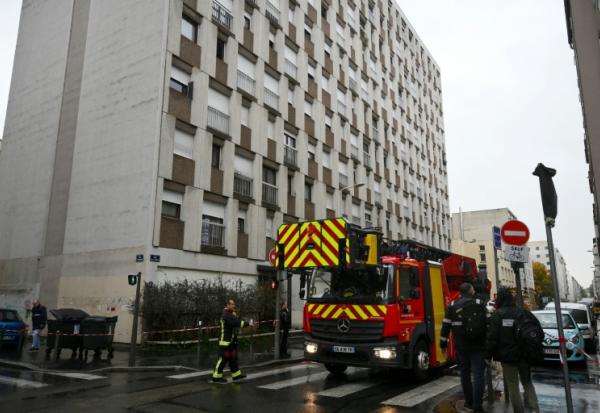 Un camion de pompiers près d'un immeuble résidentiel où s'est déclaré un incendie, le 20 octobre 2025 à Lyon, dans le Rhône