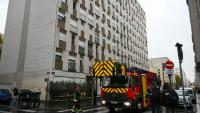 Un camion de pompiers près d'un immeuble résidentiel où s'est déclaré un incendie, le 20 octobre 2025 à Lyon, dans le Rhône