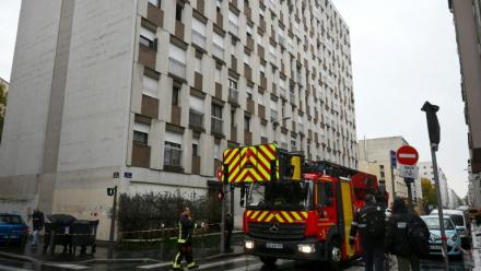 Un camion de pompiers près d'un immeuble résidentiel où s'est déclaré un incendie, le 20 octobre 2025 à Lyon, dans le Rhône