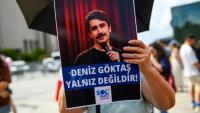 Une personne tient une pancarte de soutien à l'humoriste turc Deniz Goktas, sur laquelle on peut lire "Deniz Goktas n'est pas seul", lors d'une manifestation devant le palais de justice de Çağlayan, à Istanbul, le 3 juillet 2026