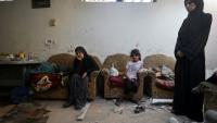 Une famille palestinienne dans sa maison bombardée au camp de Nousseirat, dans le centre de la bande de Gaza, le 27 septembre 2025