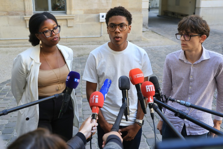 La présidente de Renouveau lycéen Daphnée Dié (g), le président du CA de Renouveau lycéen Nathanaël Combary (c) et le vice-président des Lycéens! Louis Letoublon devant le ministère de l'Education nationale à Paris, le 2 octobre 2026