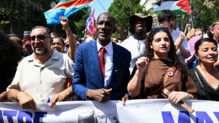 Le maire LFI de Saint-Denis, Bally Bagayoko (c), participe à une marche contre le racisme et l'extrême droite, le 21 juin 2026 à Paris